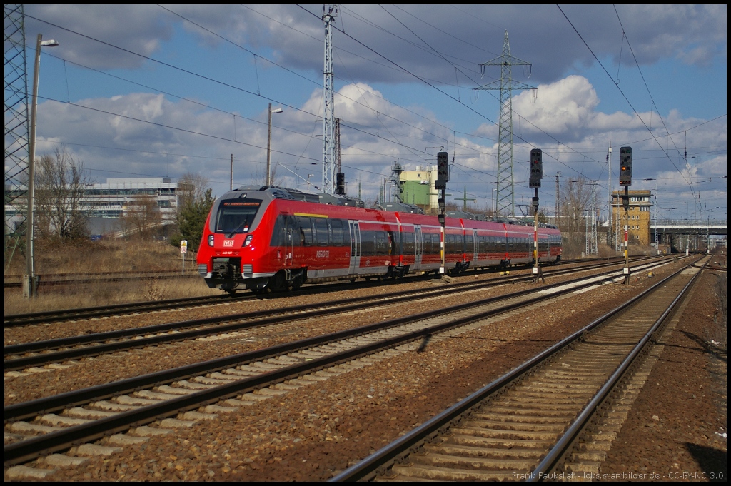 DB Regio 442 327 kommt am 07.04.2013 als RE7 nach W�nsdorf-Waldstadt im Bahnhof Berlin Flughafen Sch�nefeld an