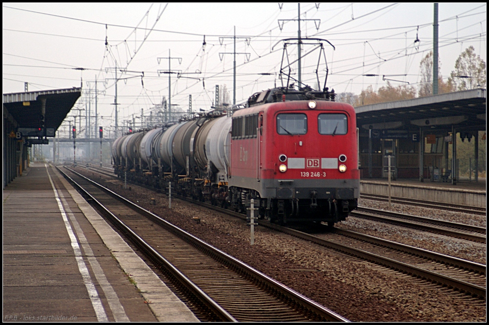 DB Schenker 139 246-3 mit Kesselwagenzug wartet auf den neuen Tf, gesehen Berlin Schönefeld-Flughafen 01.11.2010
<br><br>
Update: ++ 27.08.2015 Fa. Bender, Opladen