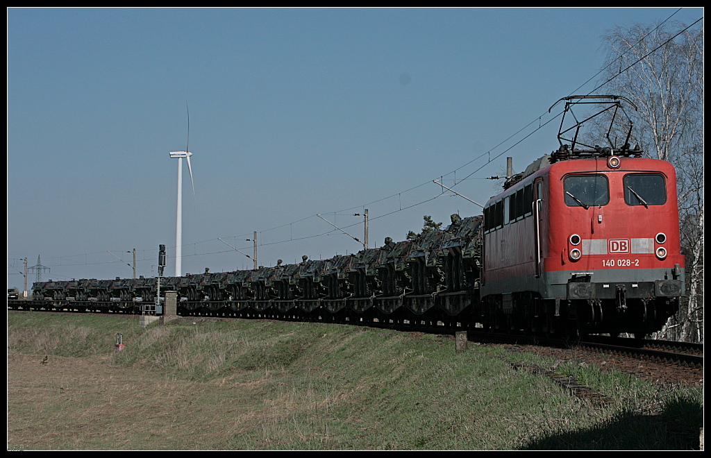 DB Schenker 140 070-2 mit Y-Transport in der Verbindungskurve nach Seddin, noch einmal sch�n von Nah (gesehen Ludwigsfelde Genshagener Heide 07.04.2010)