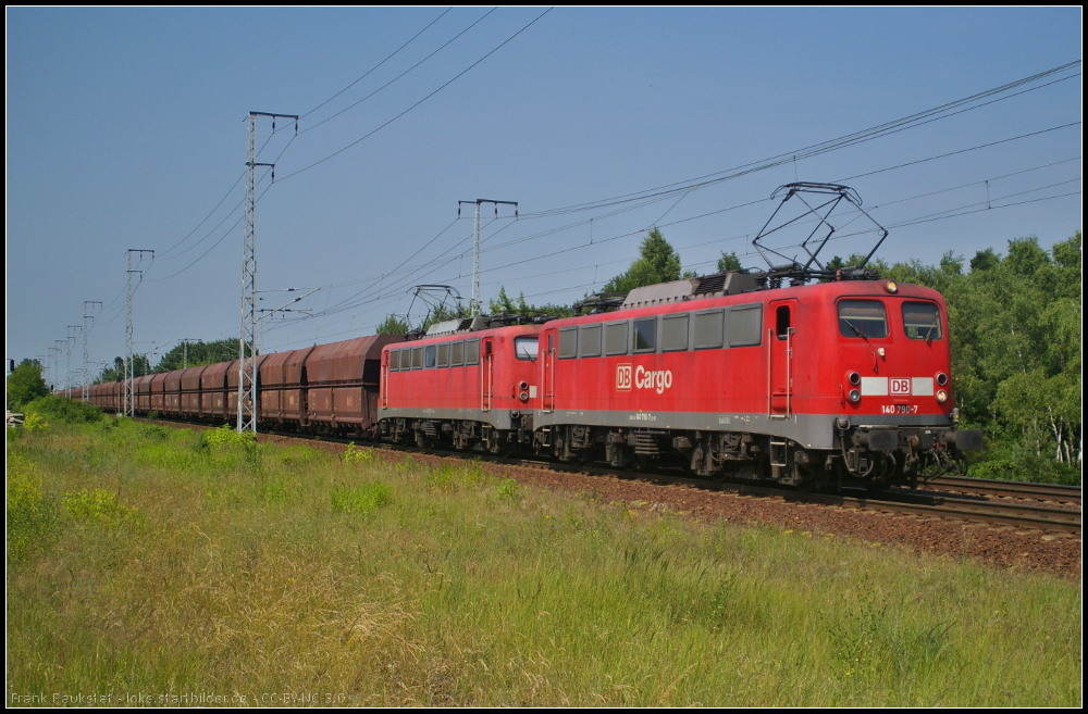 DB Schenker 140 790-7 und 140 805 mit Falns-Wagen am 20.06.2013 in der Berliner Wuhlheide
