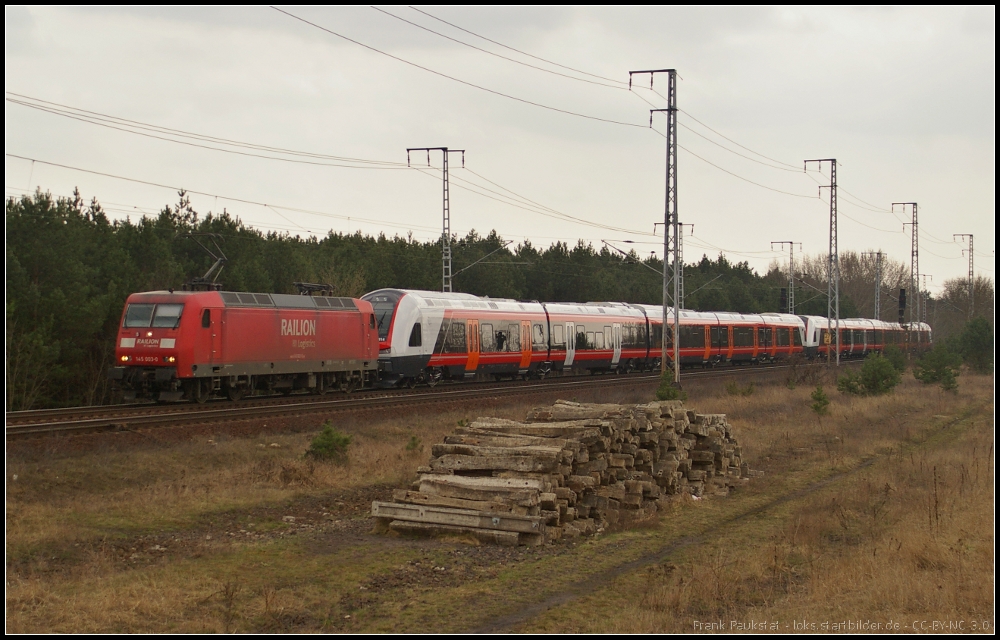 DB Schenker 145 003 mit der �berf�hrung von NSB 75114 und NSB 75115 am 17.04.2013 in der Berliner Wuhlheide. Die  Norwegische Staatsbahn hat bei Stadler 50 f�nfteilige Triebz�ge mit einer Option auf weitere 100 Z�ge bestellt. Eingesetzt werden sie im S-Bahnverkehr um Oslo, gewartet werden die Z�ge in Skien. Bei den Z�gen handelt es sich um die in Deutschland bekannten FLIRT mit abweichenden Kopfdesign mit einer H�chstgeschwindigkeit von 200 km/h und sollen langfristig die veraltete Baureihe 69 abl�sen (Stadler FLIRT, NSB Typ 75)