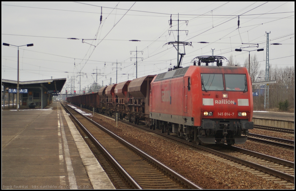 DB Schenker 145 014 mit Schotter am 03.04.2013 in Berlin Sch�nefeld Flughafen