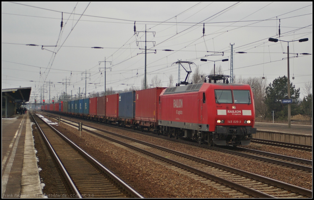 DB Schenker 145 025 mit einem Container-Zug am 03.04.2013 in Berlin Sch�nefeld Flughafen