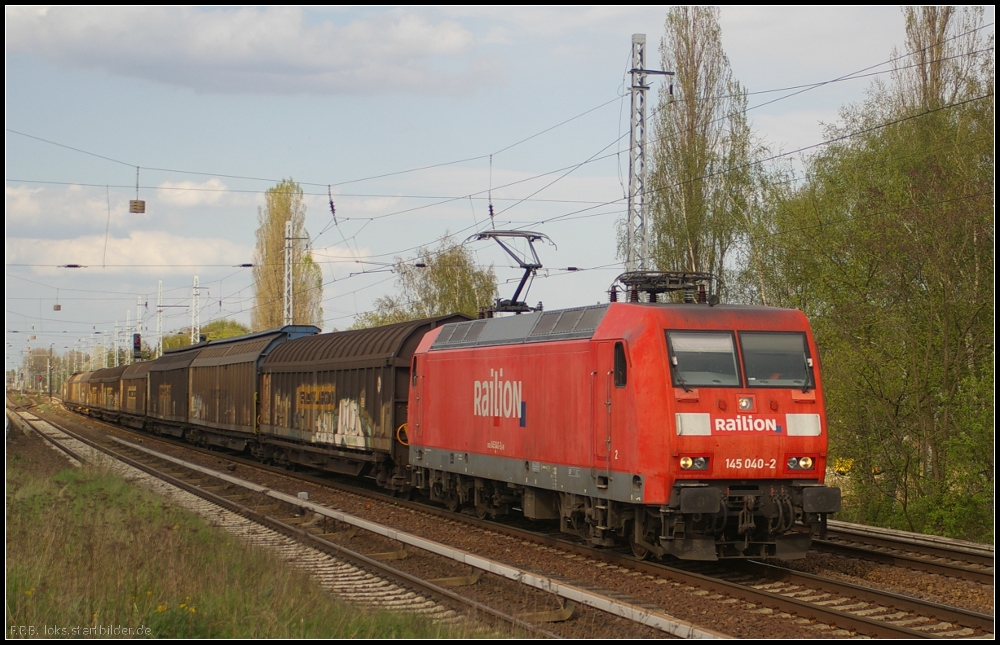 DB Schenker 145 040-2 mit gemischtem G�terzug am 27.04.2012 in Berlin-Karow