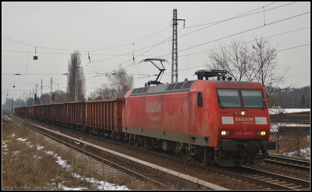 DB Schenker 145 069 mit einem Leerzug am 12.02.2013 H�he Berlin-Karow