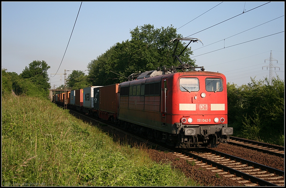 DB Schenker 151 042-9 mit einem Containerzug Richtung Lehrte (gesehen Lehrte-Ahlten b. Hannover 24.06.2010)
<br><br>
- Update: ++ 04/2016 Nürnberg