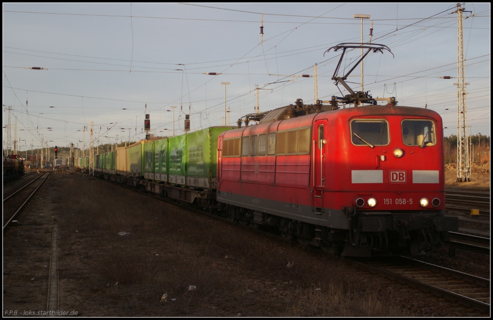 DB Schenker 151 058-5 mit dem  Hangartner -Zug Richtung Berlin (gesehen Neustrelitz Hbf 23.03.2011)