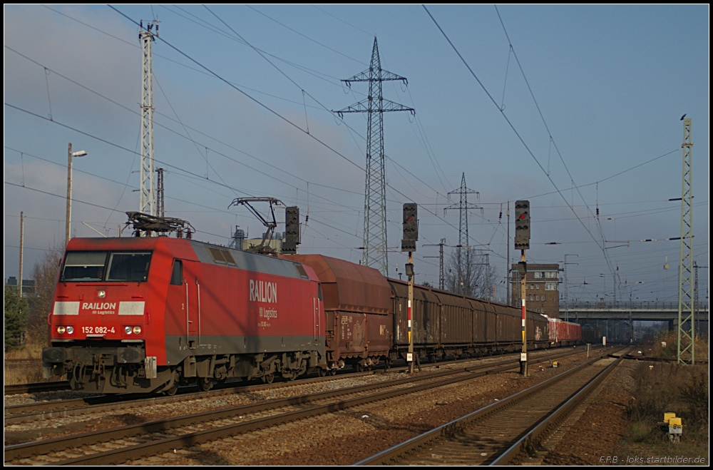 DB Schenker 152 082-4 mit gemischtem G�terzug (gesehen Berlin Sch�nefeld Flughafen 21.11.2010)