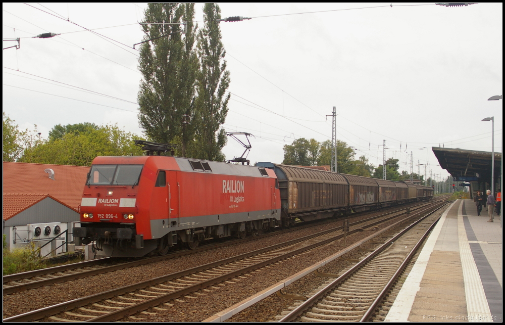 DB Schenker 152 096-4 mit einem kurzen G�terzug bei tristem Wetter am 12.09.2012 in Berlin-Karow