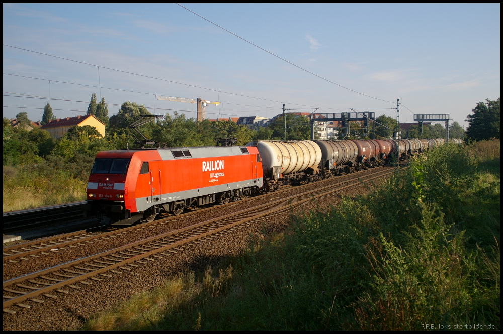 DB Schenker 152 104-6 mit einem Kesselzug am 14.09.2012 in Berlin Bornholmer Stra�e