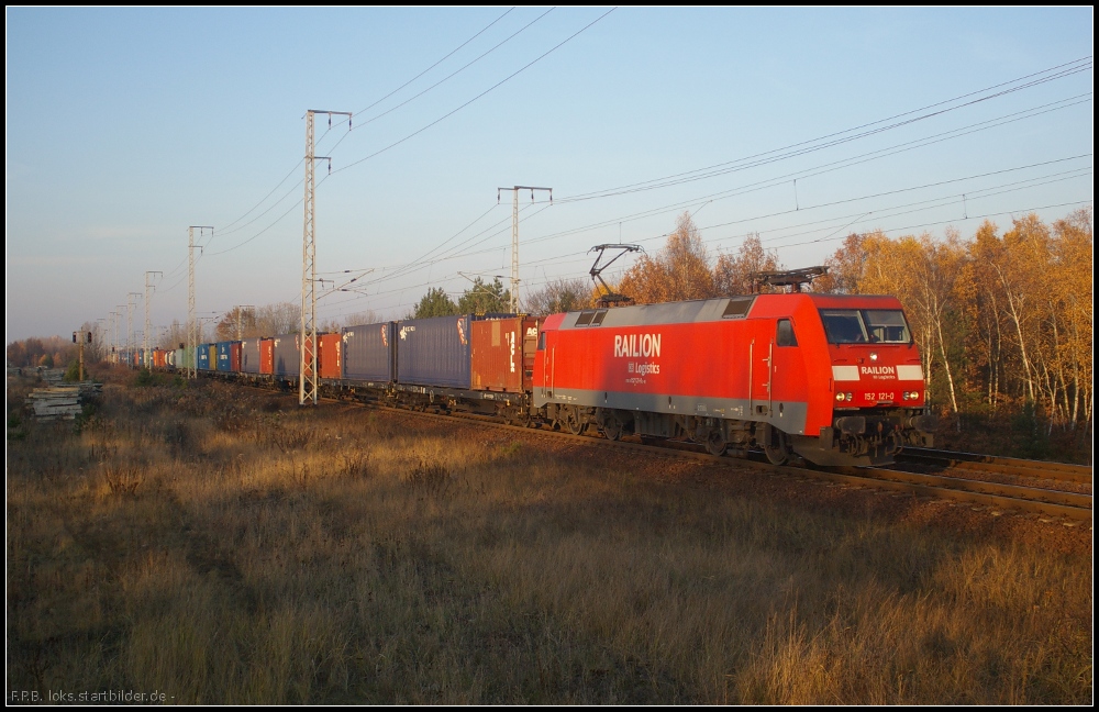 DB Schenker 152 121 mit Container-Zug am 14.11.2012 in der Berliner Wuhlheide