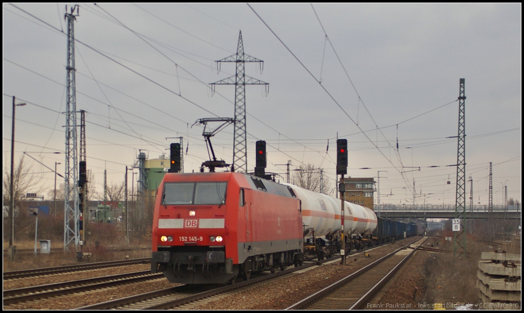 DB Schenker 152 145 mit einem gemischtem G�terzug am 03.04.2013 in Berlin Sch�nefeld Flughafen