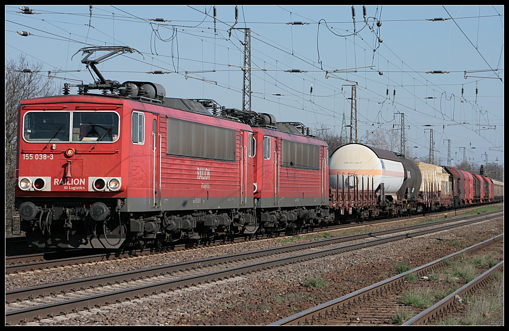 DB Schenker 155 038-3 mit 155 060-7 als Wagenlok und gemischtem G�terzug (Nuthetal-Saarmund 07.04.2010)