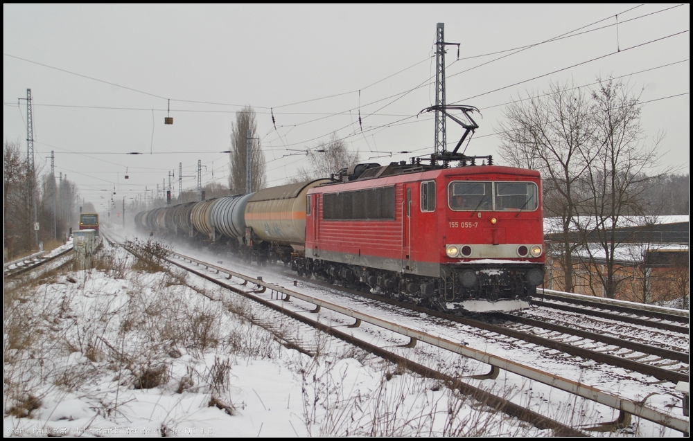 DB Schenker 155 055-7 mit einem Kesselwagenzug am 21.02.2013 H�he Berlin-Karow