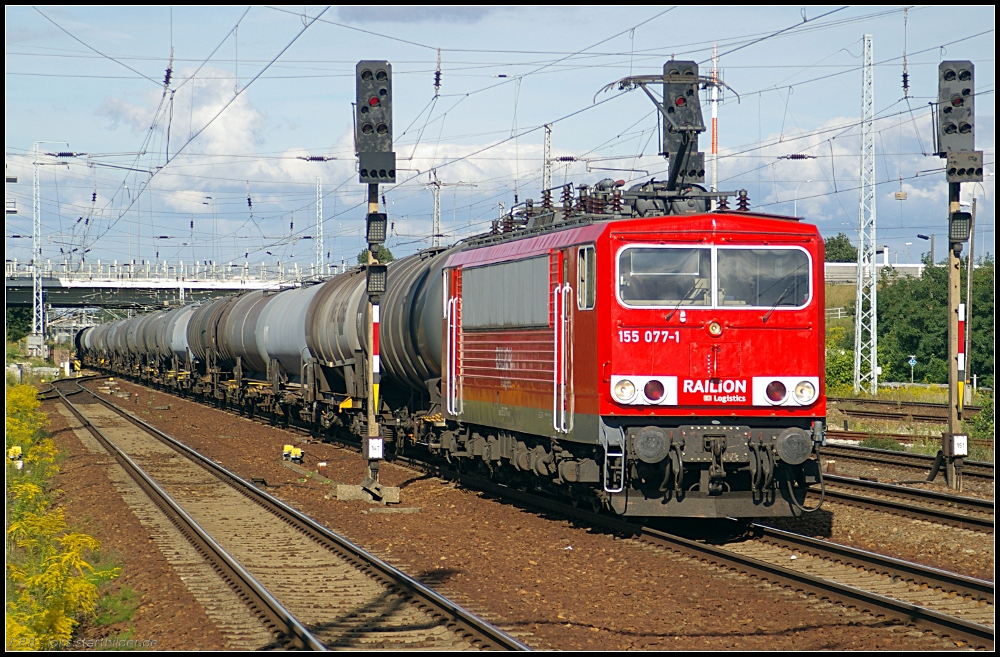 DB Schenker 155 077-1 mit Kesselwagen (gesehen Berlin Sch�nefeld Flughafen 06.09.2010)