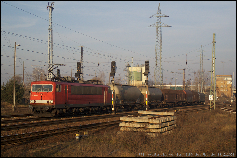 DB Schenker 155 243-9 hatte mit dem gemischten G�terzug keine Probleme (gesehen Berlin Sch�nefeld Flughafen 13.11.2011)