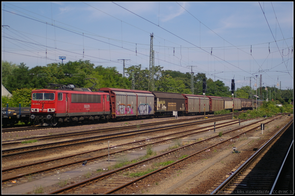 DB Schenker 155 266 mit einem Autotransport am 16.07.2013 in Magdeburg
<br><br>
Update: Verschrottet in Opladen am 18.03.2015