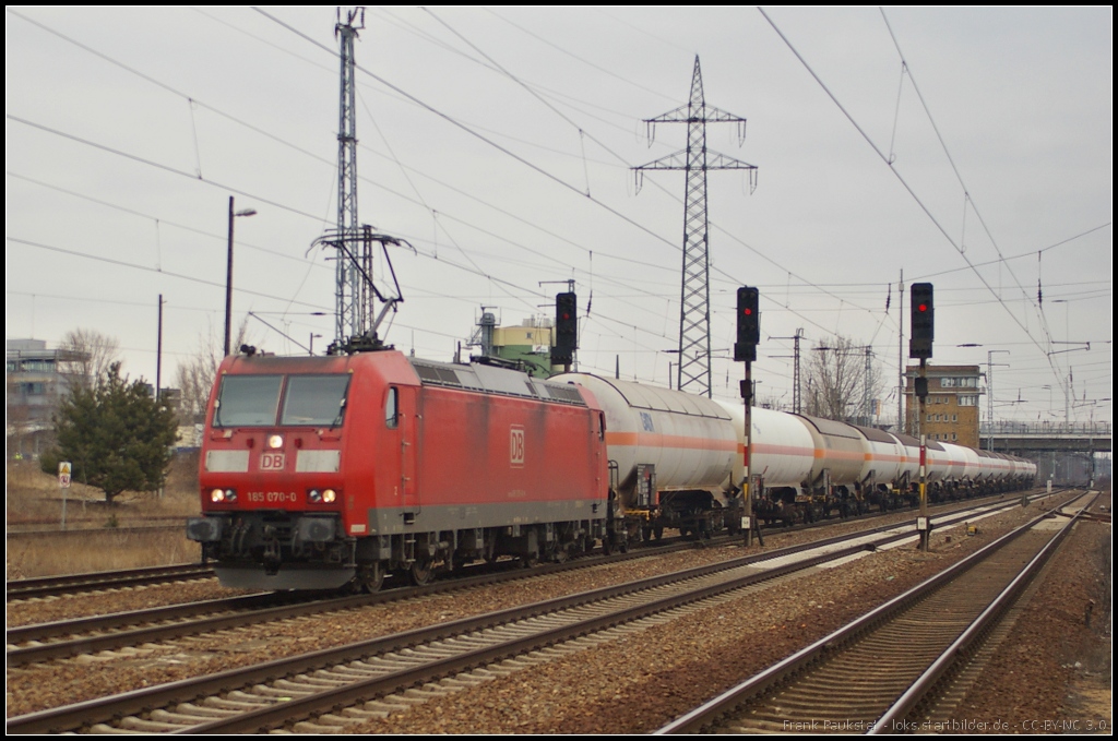DB Schenker 185 070 mit Druckkesselwagen am 03.04.2013 in Berlin Sch�nefeld Flughafen