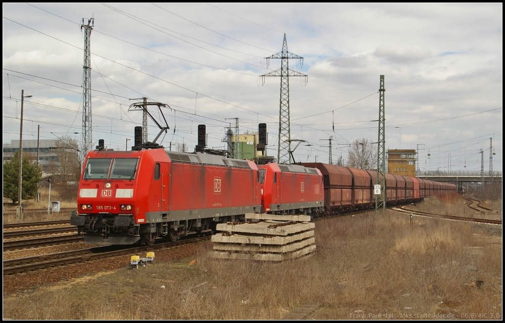 DB Schenker 185 073 mit der Schwesterlok 185 153 und einen Erz-Zug zum Tf-Wechsel am 14.04.2013 in Berlin Sch�nefeld Flughafen