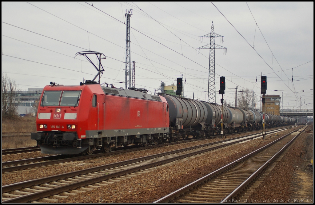 DB Schenker 185 166 mit einem Kesselwagen-Zug am 03.04.2013 in Berlin Sch�nefeld Flughafen