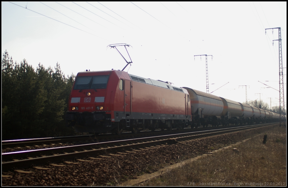 DB Schenker 185 401-7 mit Zags-Wagen (gesehen Berlin Wuhlheide 22.03.2012). Urspr�nglich war die Lok f�r DB Schenker Rail Scandinavia A/S vorgesehen und erhielt die NVR-Nummern 91 80 6185 401-7 D-RSC und 91 86 0185 401-4 DK-RSC. Im Jahr 2012 wurde die Lok zur�cknummeriert auf 185 407-7.