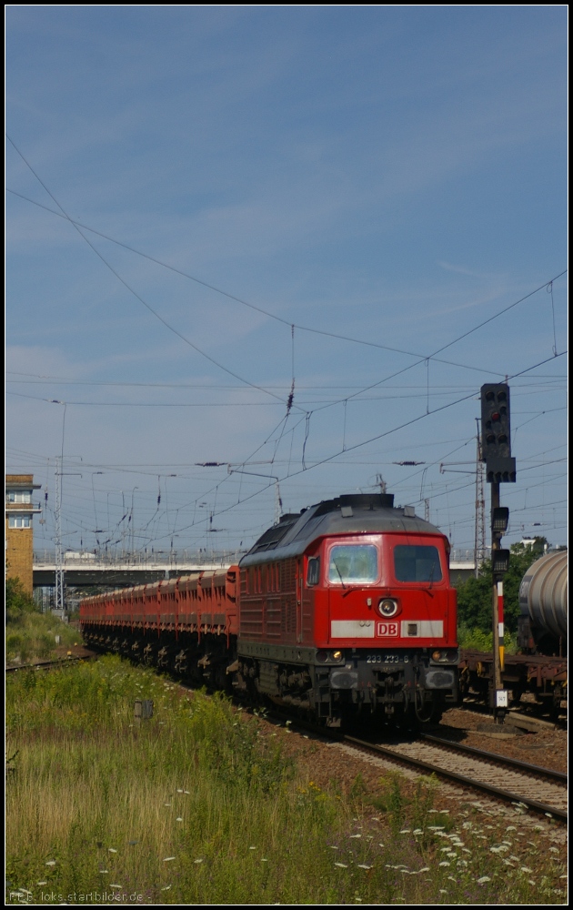 DB Schenker 233 233-6 mit Fans- und Niederbordwagen am 23.07.2012 in Berlin Sch�nefeld Flughafen