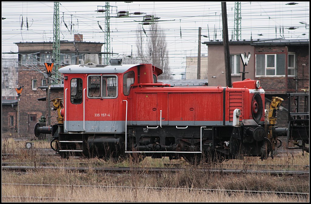 DB Schenker 335 157-4 steht mitten im Rbf Cottbus und wartet am 28.12.2009 auf neue Aufgaben
<br><br>
Update: ++ 02.03.2017 in Cottbus durch Fa. Bender