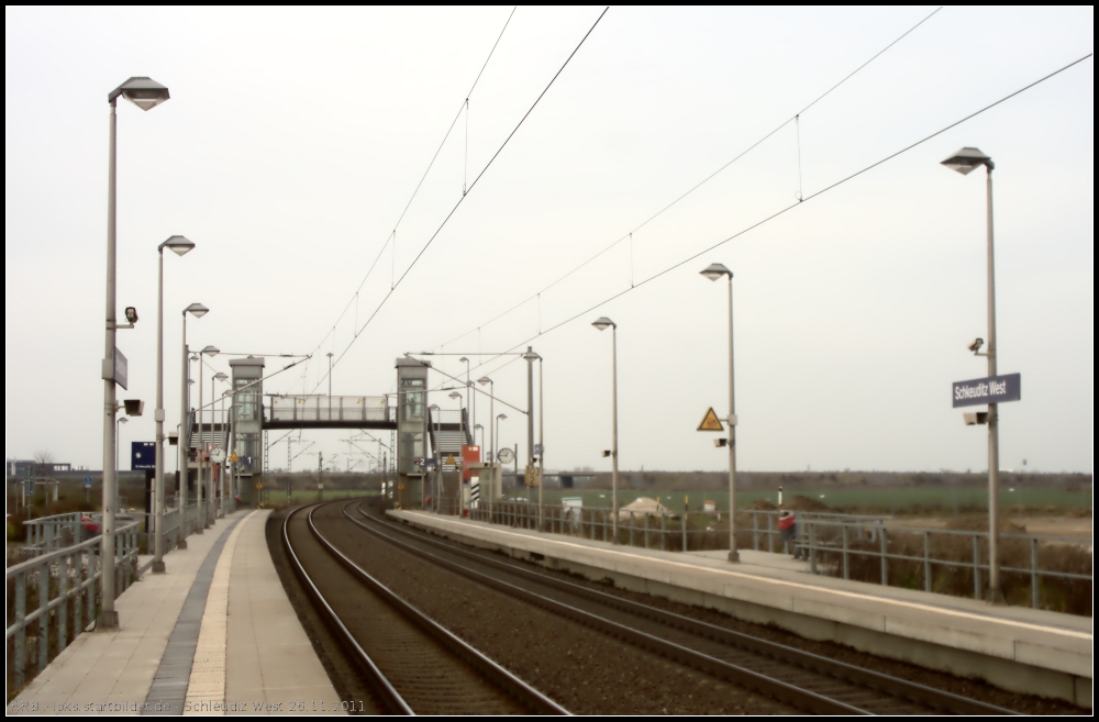 Der Bahnhof  Schkeuditz West  in Blickrichtung Halle. Der Bahnhof wird von der S10 Halle-Leipzig bedient und liegt an der KBS 505.10