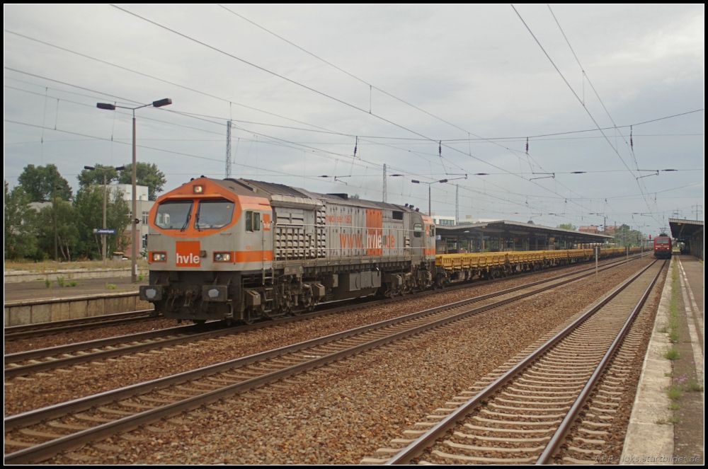 Der hvle-Tiger V 330.1 / 250 002 mit einem Zug Niederbordwagen vom Typ Res (gesehen Berlin Sch�nefeld Flughafen 17.07.2011)