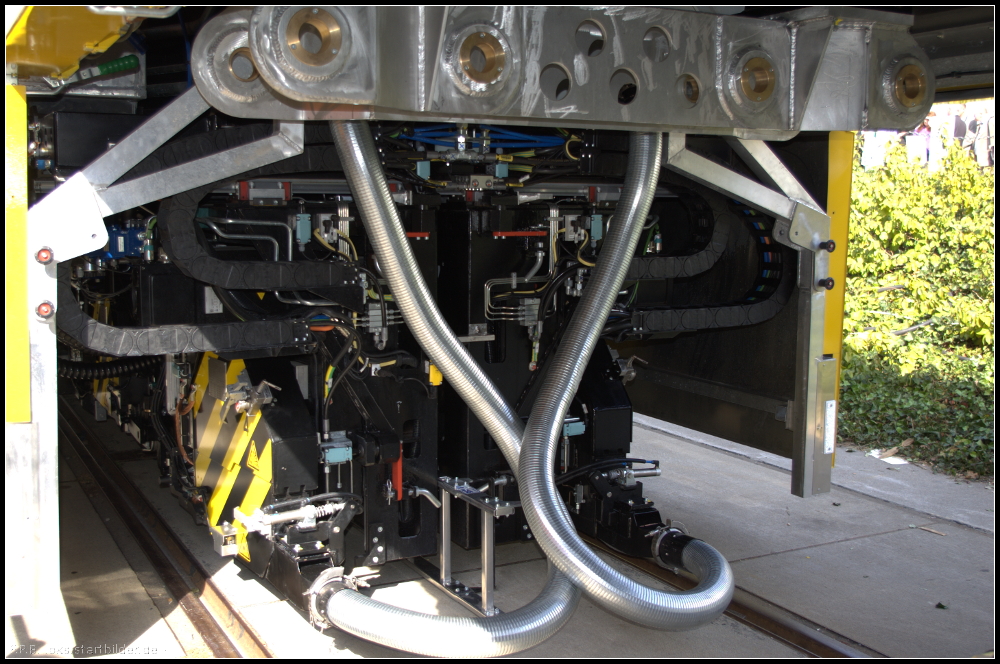 Der Schienenfr�smaschine SF02 W-FS Truck der Fa. LINSINGER Austria auf der InnoTrans 2012 unter das Blechkleid geschaut