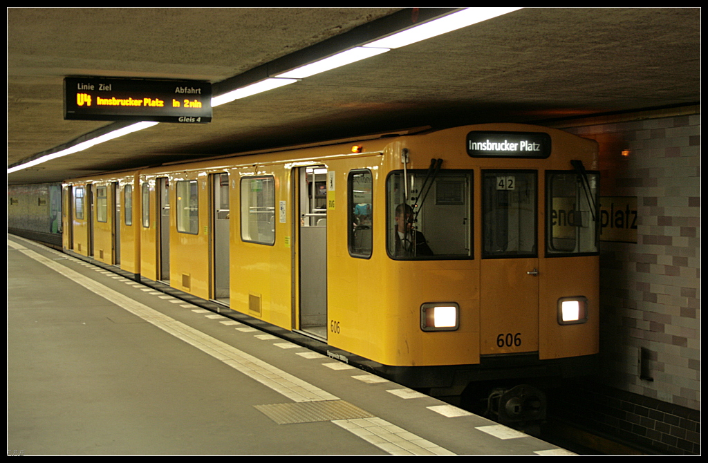 der Typ A3L92 ist ein auf den Kleinprofilstrecken h�ufig anzutreffender Zugtyp. Hier als 2-Wagen-Zug auf der U4 nach Innsbrucker Platz (berlin Nollendorfplatz 18.04.2010)