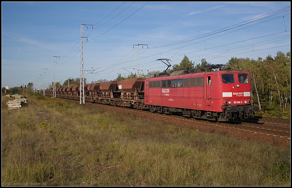 Die verkehrsrote DB Schenker 151 086-6 mit Sch�ttgut unterwegs in Richtung Eichgestell (gesehen Berlin Wuhlheide 13.10.2010)