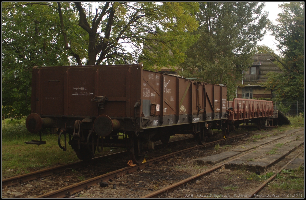 DR 40 50 941 3430-2 Eklm steht auf dem Gel�ndes des Vereins Bw Sch�neweide. F�r den Transport von Material zwischen den S-Bahnwerkst�tten wurden �ltere Wagen umgebaut und erhielten zus�tzlich eine Scharfenbergkupplung (gesehen 10.09.2011 beim 8. Berliner Eisenbahnfest Bw Sch�neweide)