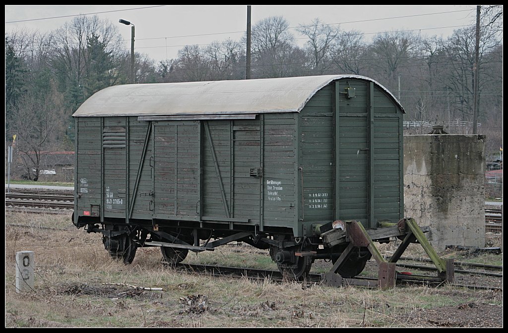 DR 40 50 943 0765-0 ist ein Ger�tewagen, stationiert im Bww. Dresden, Heimatbahnhof Freital/Po (Gro�enhain Cottb Bf 27.03.2010)