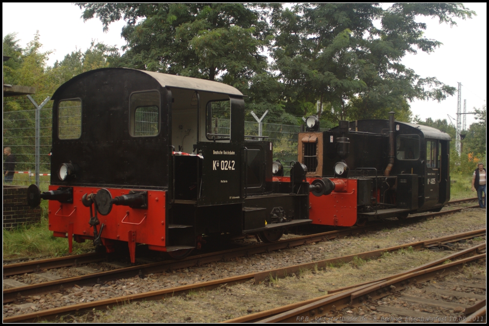 DRG K� 0242 und K� 4125 stehen am Eingang zum Bw-Gel�nde (gesehen 10.09.2011 beim 8. Berliner Eisenbahnfest Bw Sch�neweide)