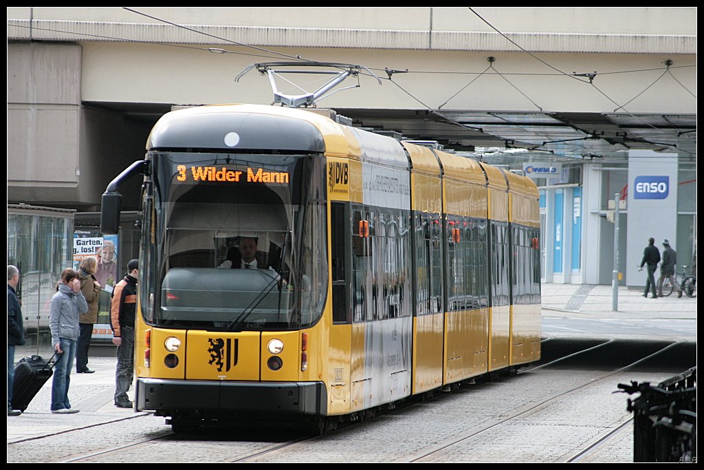 DVB 2823 auf der Linie 3 nach Wilder Mann. Mit 45m L�nge war dieser Typ 2004 Weltrekordhalter. Der Wagen ist komplett durchg�ngig. (Typ NGTD12DD, Dresden Hbf 27.03.2010)