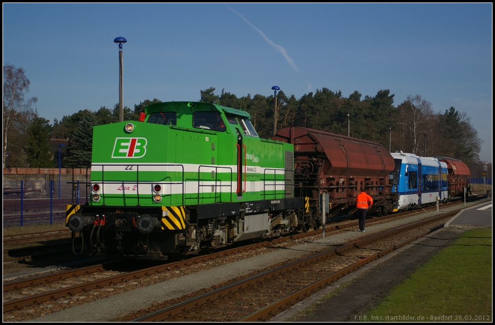 EB 22 / 293 025-3  Lisa 2  setzt sich nach dem Umlaufen wieder an den Zug, der einen RS 1 f�r die Tschechische Staatsbahn �berf�hrt (Basdorf 26.03.2012)