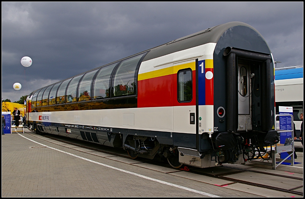 Ein auch �u�erlich modernisierter Panaoramawagen der SBB (Apm 61 85 19-90 110-1 CH-SBB, INNOTRANS 2010 Berlin 21.09.2010)