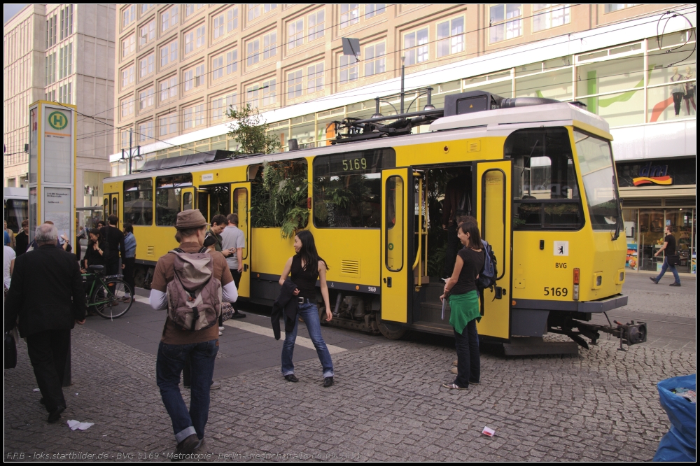  Ein Kunstprojekt zum �berleben im urbanen Netzwerk , so betiteln Keumwha Kim. Mit Anne Duk Hee Jordan und Shira Wachsmann ihre Installation. Der Innenraum von BVG 5169, Typ T6, wurde mit Pflanzen in einen Dschungel verwandelt (gesehen Berlin Alexanderplatz 06.09.2011)