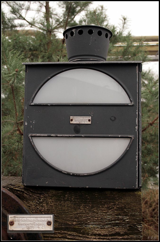 Eine Prellbocklaterne aus ungew�hnlicher Produktionsst�tte: VEB Schiffslaternenwerk Ueckerm�nde (gesichtet Eisenh�ttenstadt 24.12.2009)