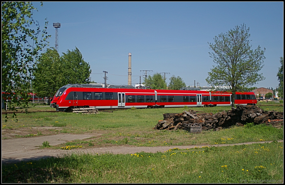 Einer der neuen dreiteiligen TALENT 2 f�r DB Regio zeigte sich bei sch�nstem Wetter noch ohne Beschriftung oder anderen Hinweisen wo er zuk�nftig fahren wird (gesehen Hennigsdorf b. Berlin 30.04.2011)