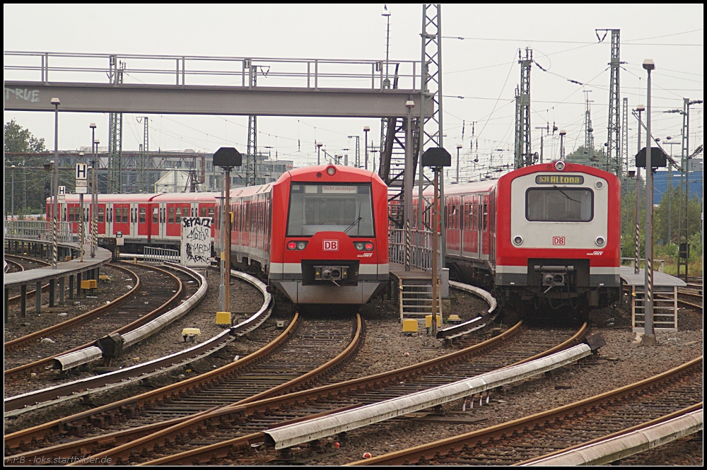 Eintr�chtig nebeneinander stehen am 27.08.2011 jeweils ein Zug der Baureihe 474 (links) und 472 (rechts) in der Abstellgruppe von Hamburg-Altona.