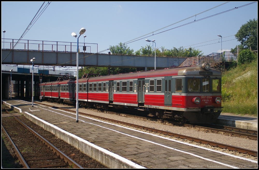 EN57-013 / 2120 870 steht in der Pause an Peron 5 um sp�ter nach Peron 3 umzusetzen. Als R88529 geht es dann am 09.07.2013 nach Szczecin Glowny