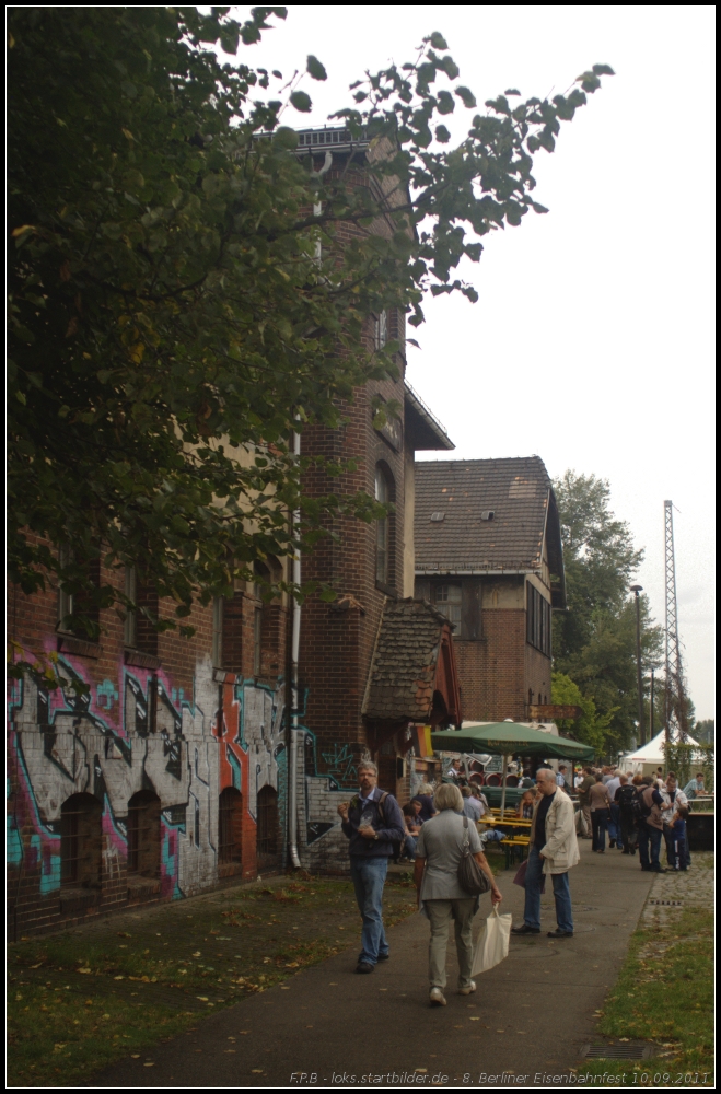 Entlang des Schlafhauses ging es zum Au�engel�ndes und zum Lokschuppen (gesehen 10.09.2011 beim 8. Berliner Eisenbahnfest Bw Sch�neweide)
