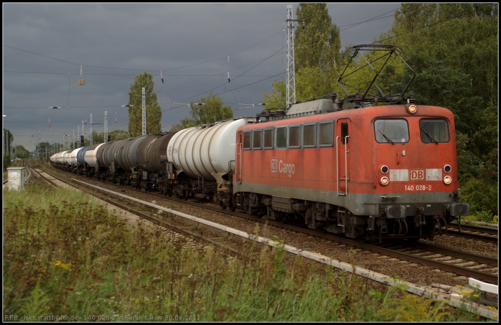 Finsterer Himmel und doch ein wenig Sonnenschein. DB Schenker 140 028-2 erwischt mit ihrem Kesselzug eine solche Sonnenlücke am 30.08.2011 in Berlin-Karow
<br><br>
Update: 09.12.2011 in Rostock-Seehafen z; 06/2012 Mukran zA; 15.07.2015 verschrottet in Opladen