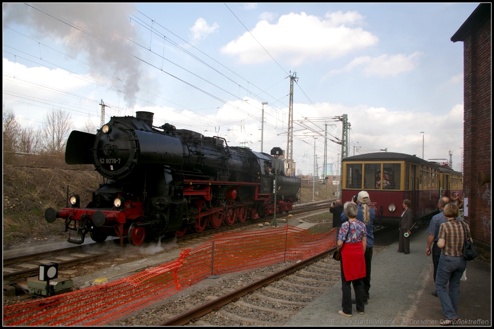 F�hrerstandsmitfahrten waren mit 52 8079 m�glich, hier f�hrt sie am EB 188 514 vorbei (gesehen 3. Dresdner Dampfloktreffen Dresden-Altstadt 02.04.2011)