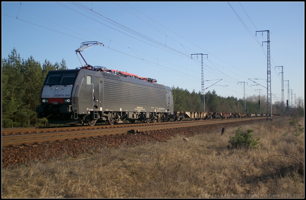 F�r DB Schenker ist ES 64 F4-844 / 189 844-4 mit leeren Containertragwagen im Einsatz (NVR-Nummer 9180 6189 844-4 D-DISPO, gesehen Berlin Wuhlheide 22.03.2012)