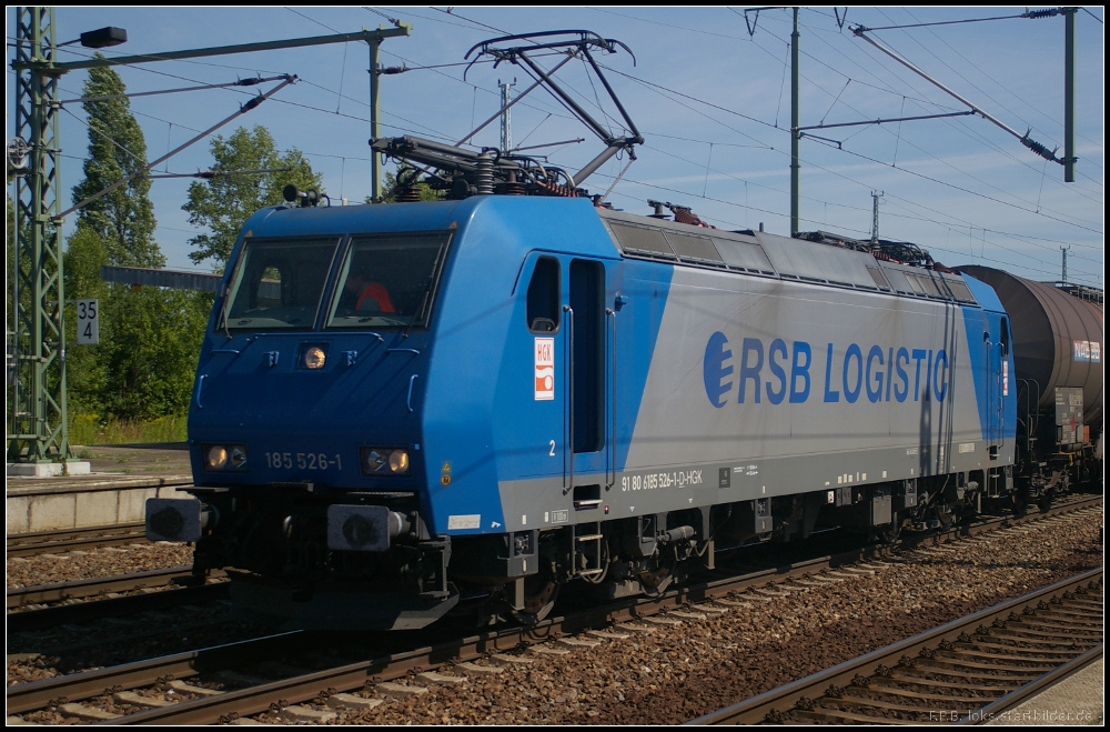 HGK 185 526-1 kommt am 24.07.2012 mit einem Kesselzug zum Personalwechsel nach Berlin Sch�nefeld Flughafen