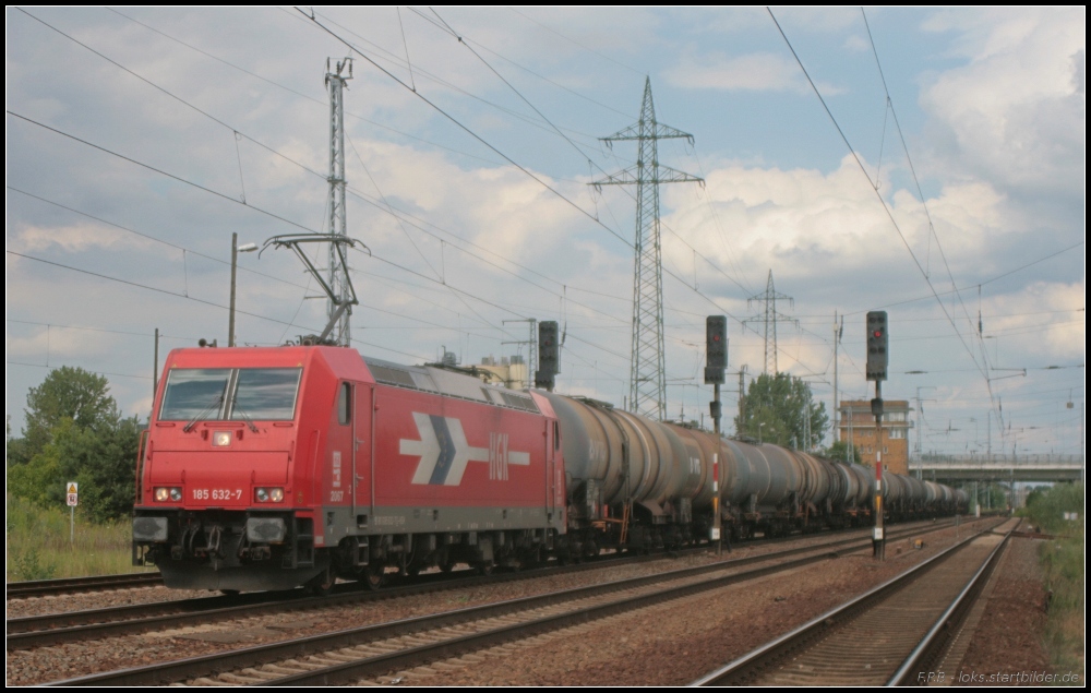 HGK 2067 mit einem Kesselzug (NVR-Nummer: 91 80 6185 632-7 D-HGK, gesehen Berlin Sch�nefeld Flughafen 10.07.2011)