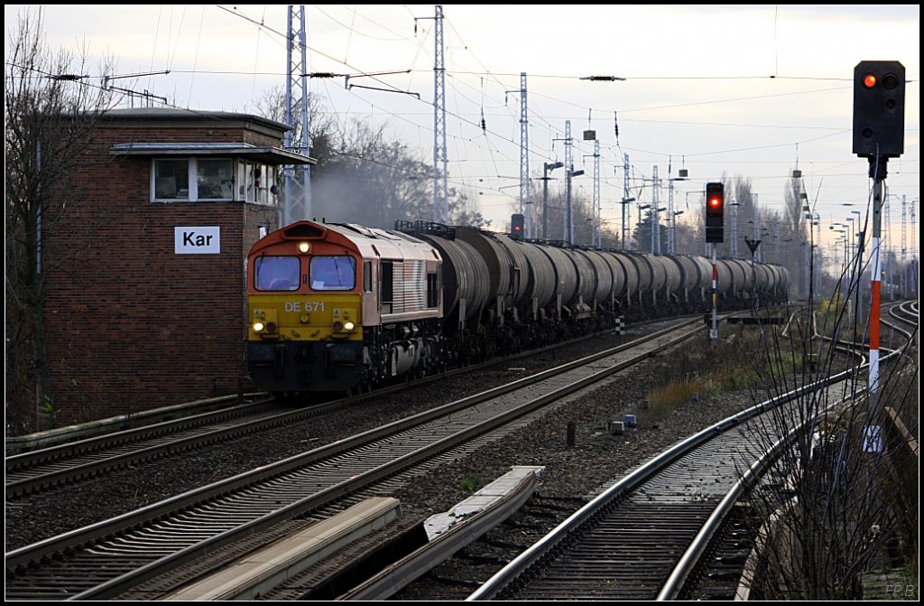 HGK DE 671 / 266 071-0 mit Kesselwagenzug Richtung Norden (geleast �ber HSBC Rail, Berlin Karow 25.11.2009)